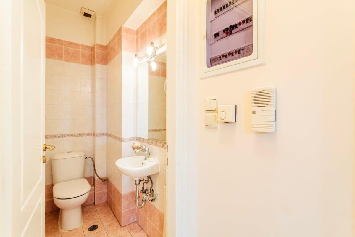 Spacious Urban Haven-Family Home, Perfect Location กาลามาตา ภายนอก รูปภาพ
